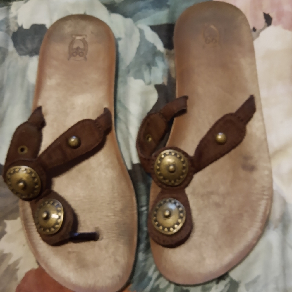 5/6 Brown gold medallion thong sandals